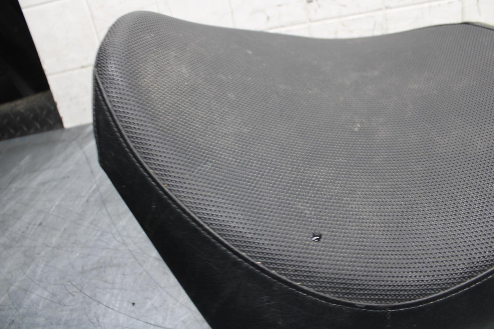 06-09 SUZUKI M109R BOULAVARD FRONT DRIVERS SEAT BB501
