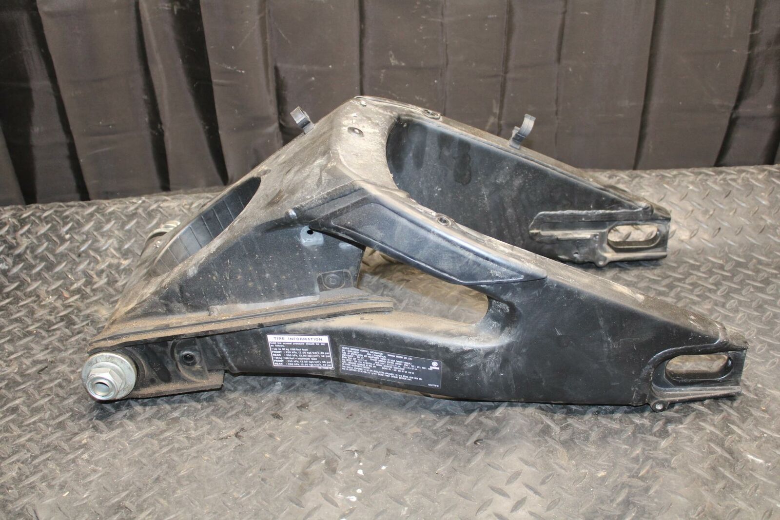 08-16 YAMAHA YZF R6 REAR SWINGARM SUSPENSION SWING ARM 13S-22110-00-00 BB209