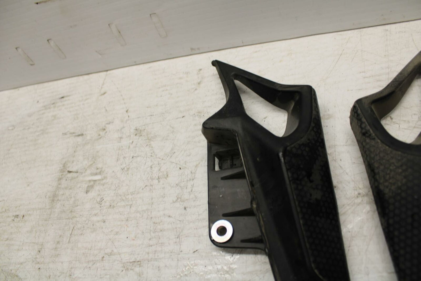 09 YAMAHA FZ6 MID UPPER SIDE FAIRING COWL BRACKET BB295
