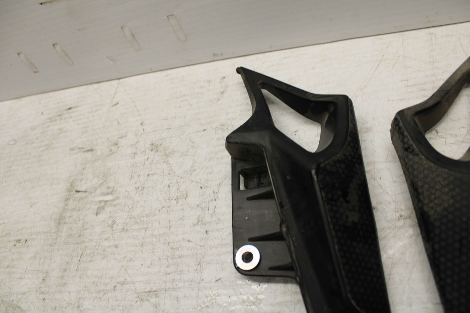 09 YAMAHA FZ6 MID UPPER SIDE FAIRING COWL BRACKET BB295