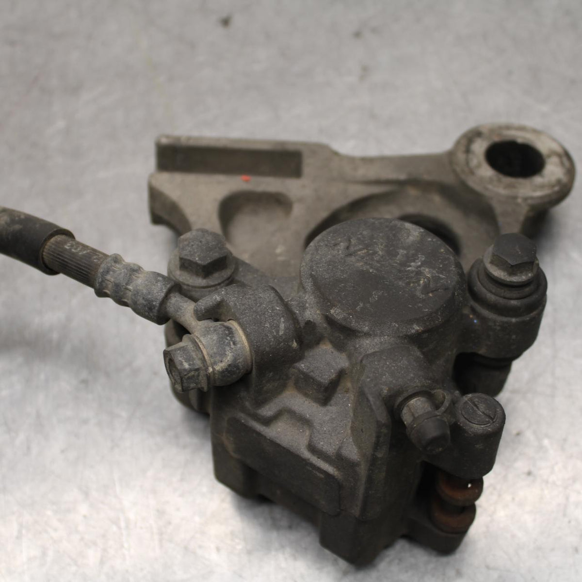 01-06 HONDA CBR600F4I REAR BRAKE CALIPER W MOUNT BRACKET 43150-MBW-006 BB644