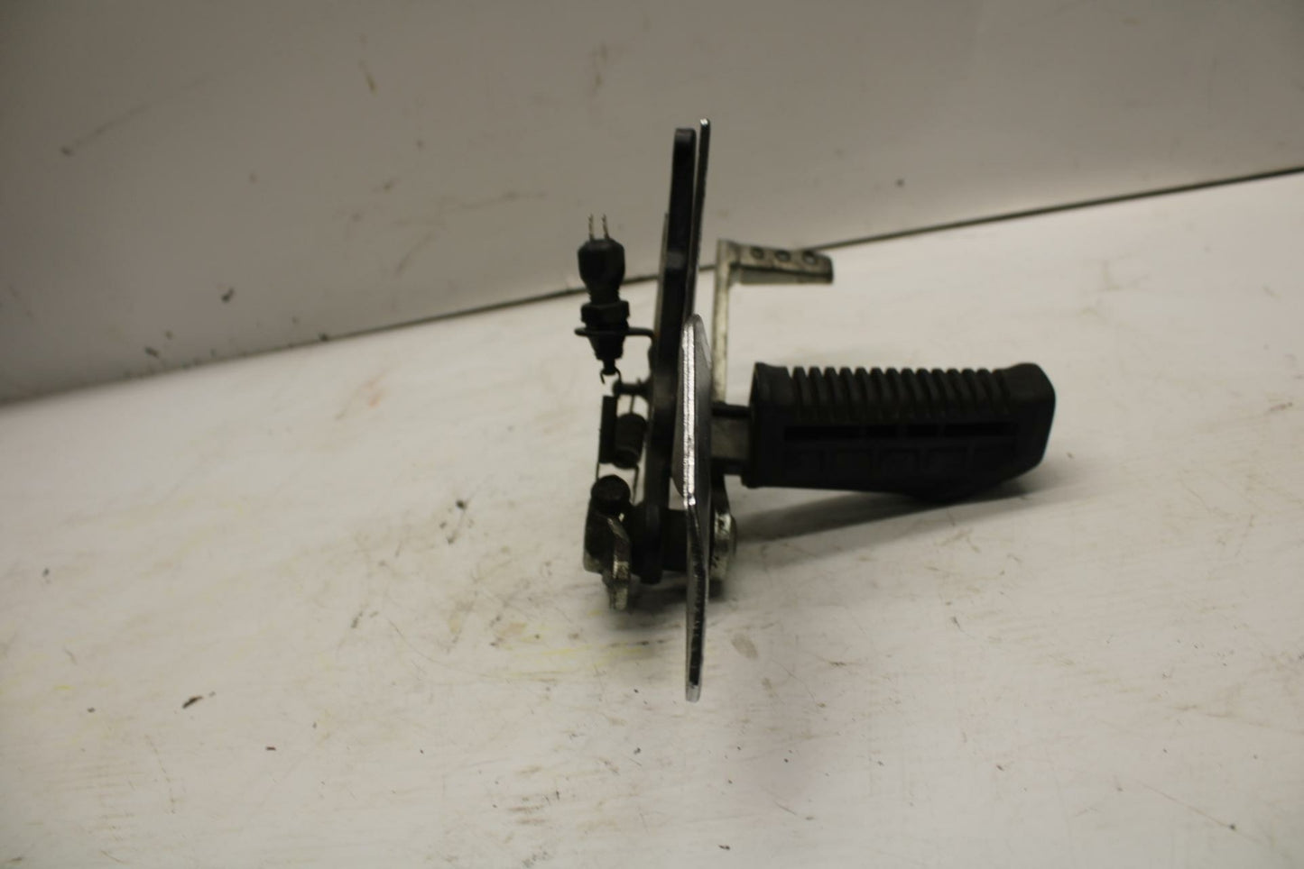 04-09 SUZUKI GS500F RIGHT REARSET REAR SET DRIVER FOOT PEG REST STOP  BB278