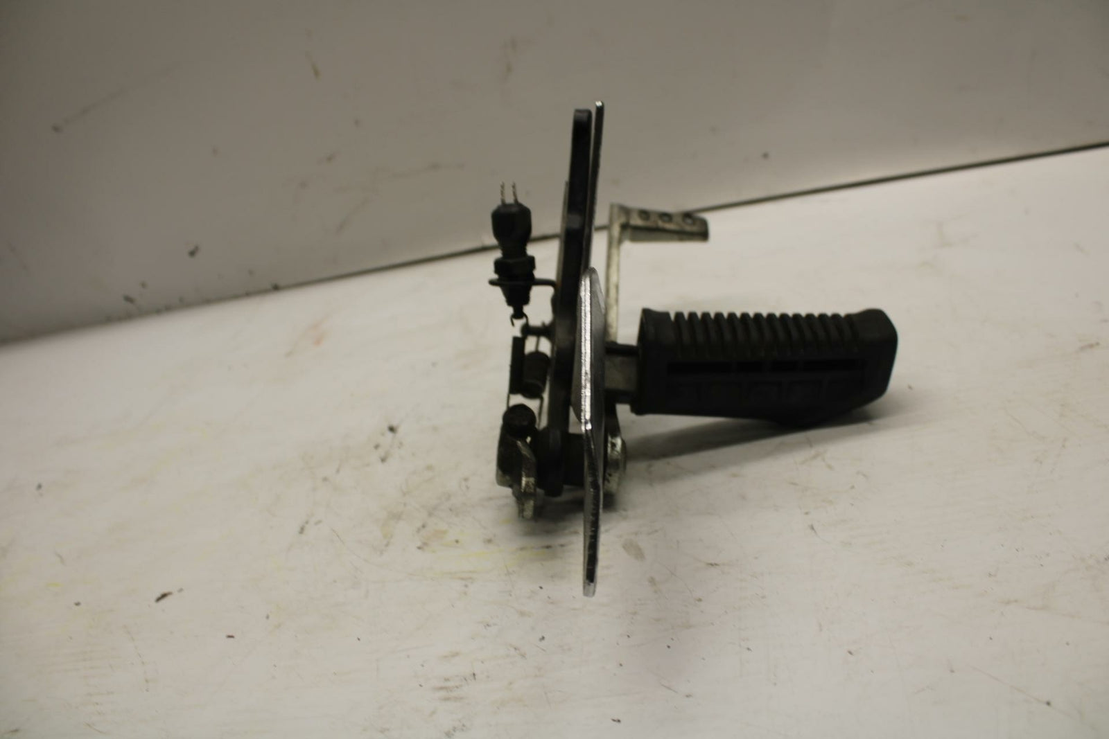 04-09 SUZUKI GS500F RIGHT REARSET REAR SET DRIVER FOOT PEG REST STOP  BB278
