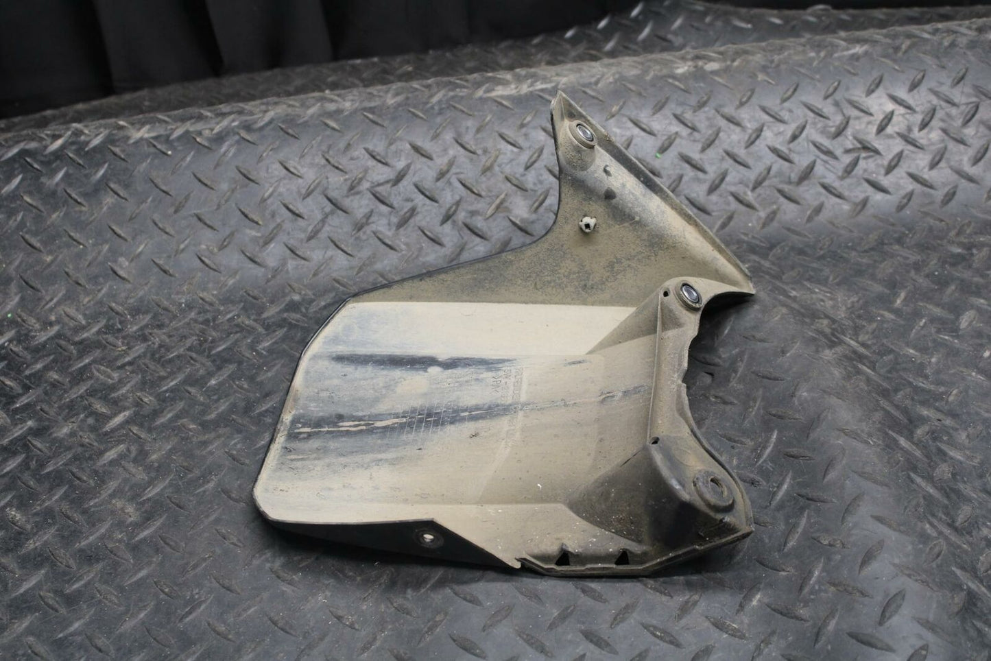 04-05 YAMAHA YZF R1 REAR BACK WHEEL TIRE HUGGER FENDER 5VY-21650-00-00 BB225