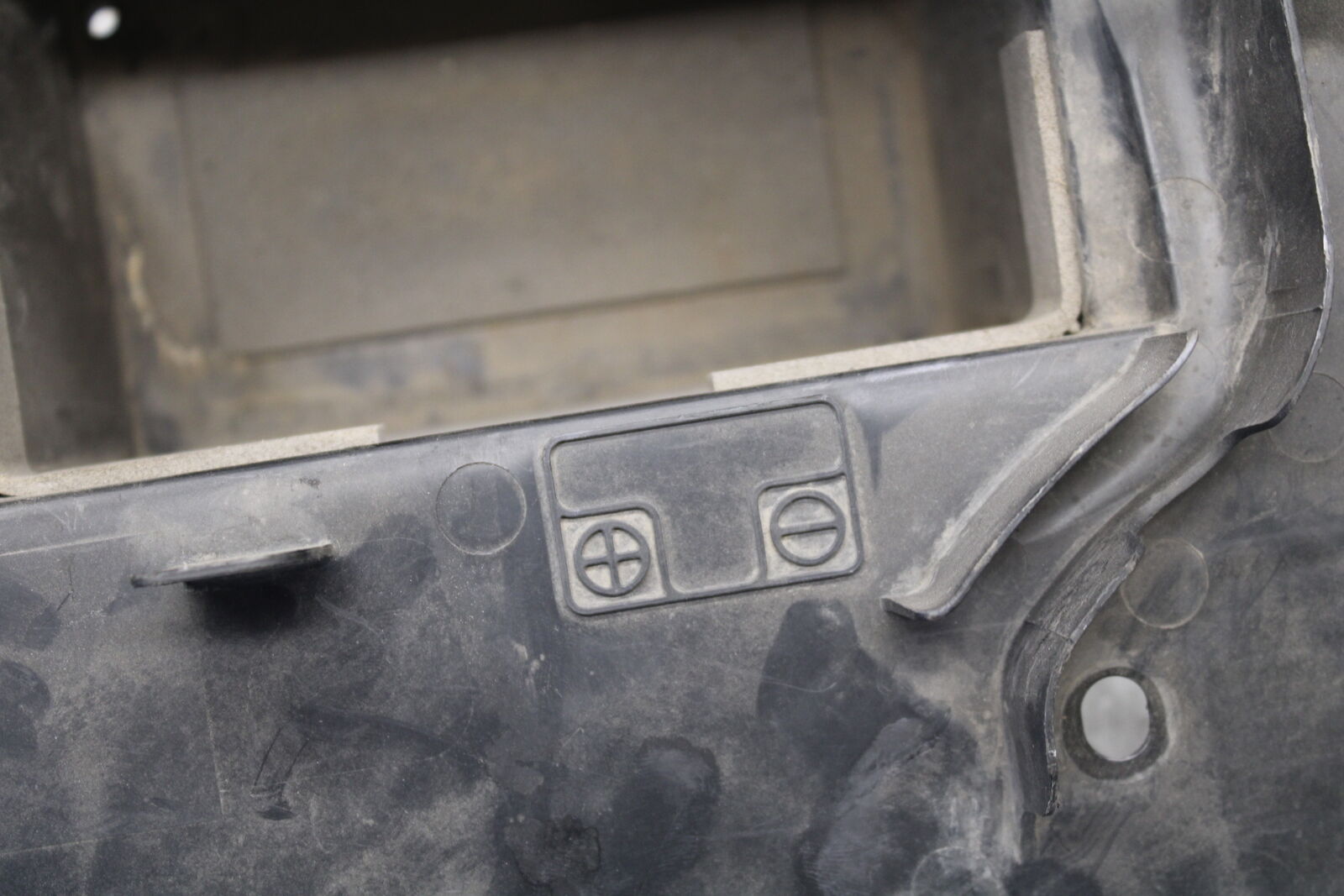 05-06 SUZUKI BOULEVARD M50 BATTERY TRAY BOX HOLDER BB671