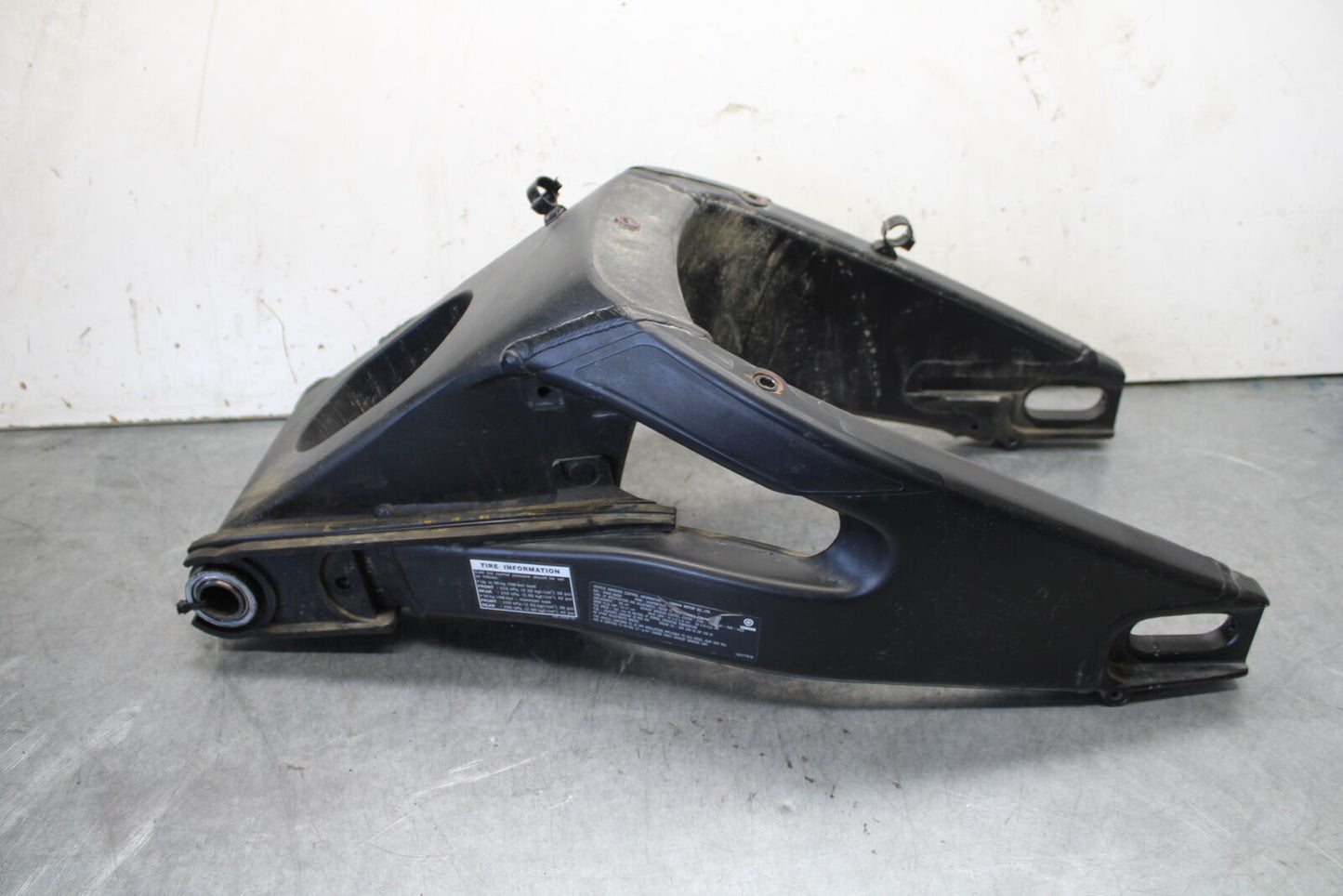 08-16 YAMAHA YZF R6 REAR SWINGARM BACK SWING ARM 13S-22110-00-00 BB665