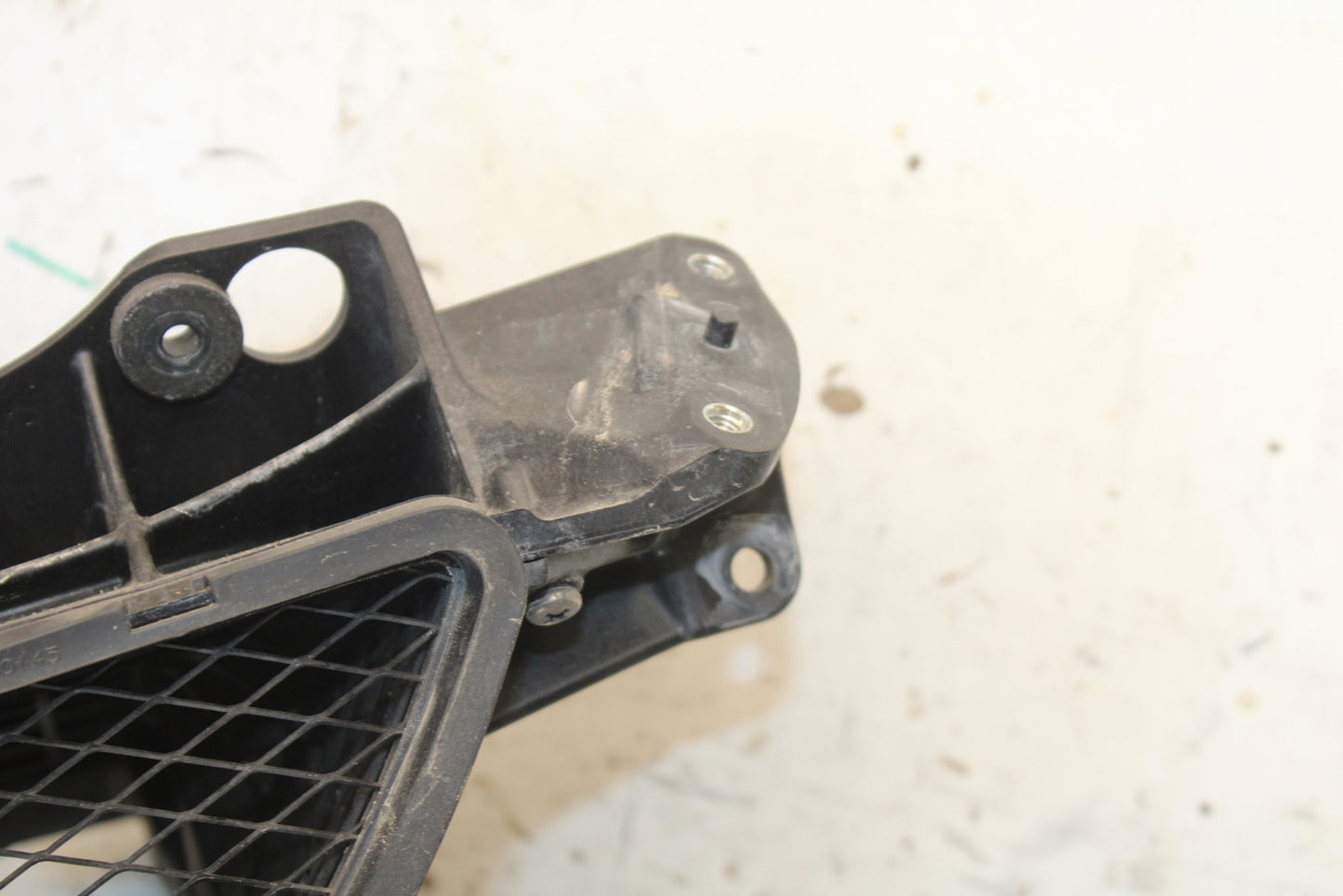 09-12 KAWASAKI NINJA ZX6R UPPER FAIRING MIRROR GAUGES STAY BRACKET BB698