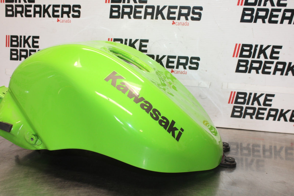 04-05 KAWASAKI NINJA ZX10R GAS TANK FUEL CELL PETROL RESERVOIR BB931