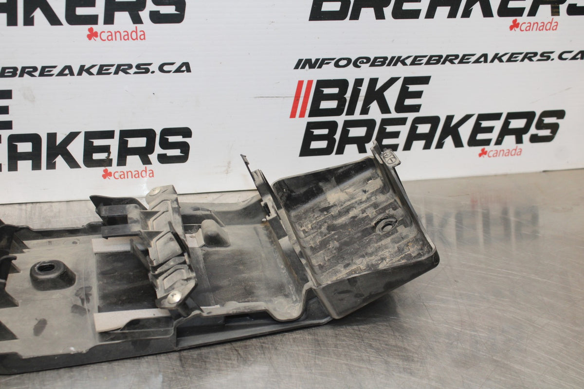 08-10 SUZUKI GSXR 600 REAR BACK TAIL UNDERTAIL BATTERY TRAY PLASTIC BB765