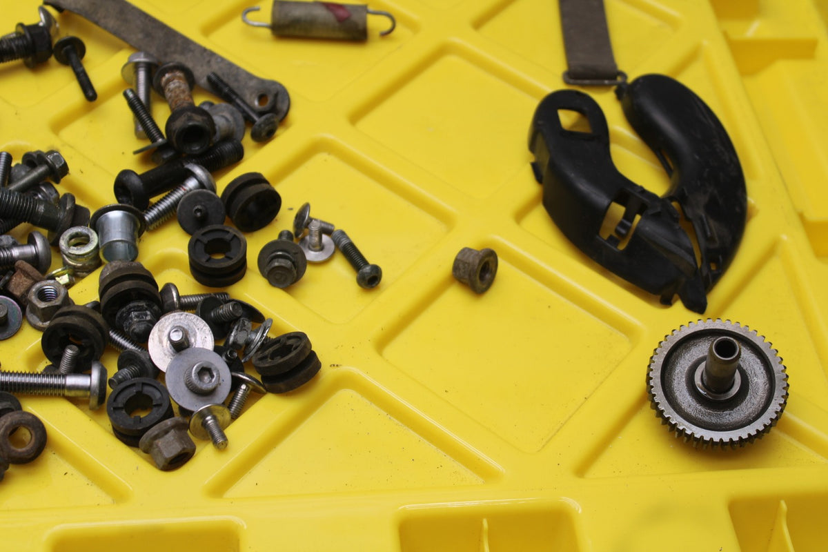 05 YAMAHA YZF R6 MOUNTING BOLTS HARDWARE MOTOR SCREWS BB858
