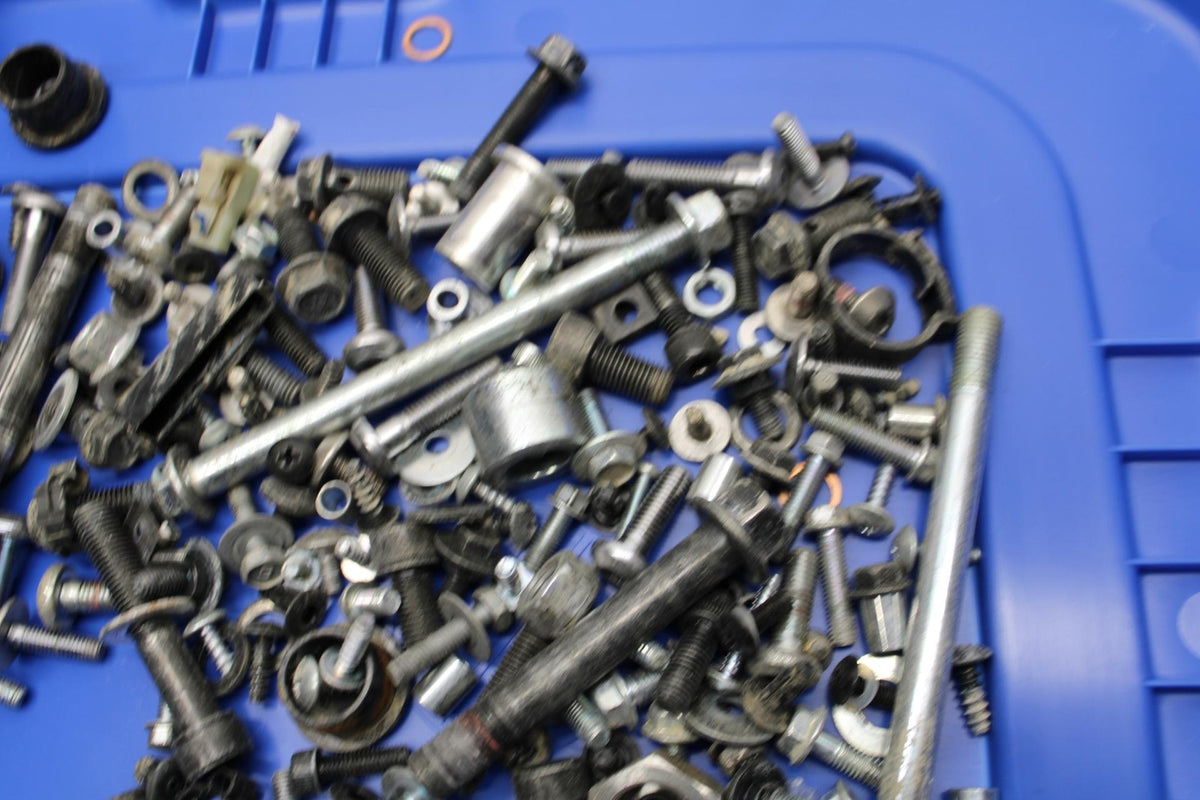 19 YAMAHA YZF R3 LEFTOVER BOLTS HARDWARE MOTOR SCREWS AND MISC. BB56