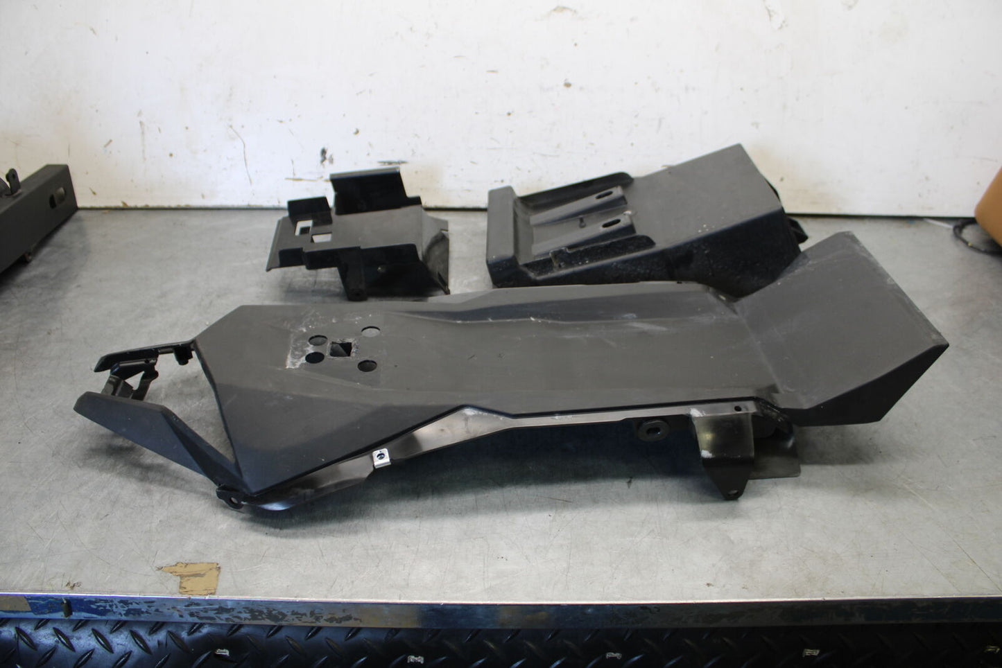 18-23 KAWASAKI NINJA 400 REAR BACK TAIL UNDERTAIL BATTERY TRAY PLASTIC BB660