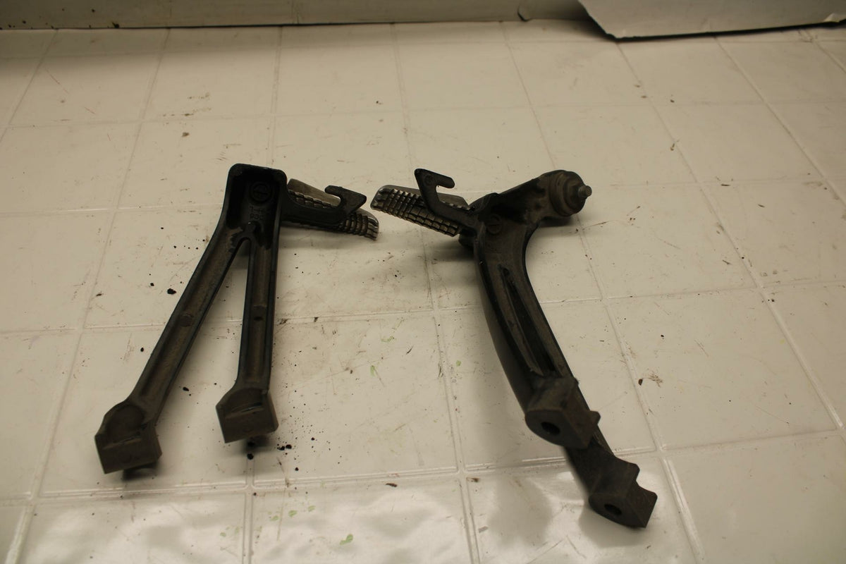 08-10 SUZUKI GSXR750 REAR BACK PASSENGER PEG SET PAIR BB396