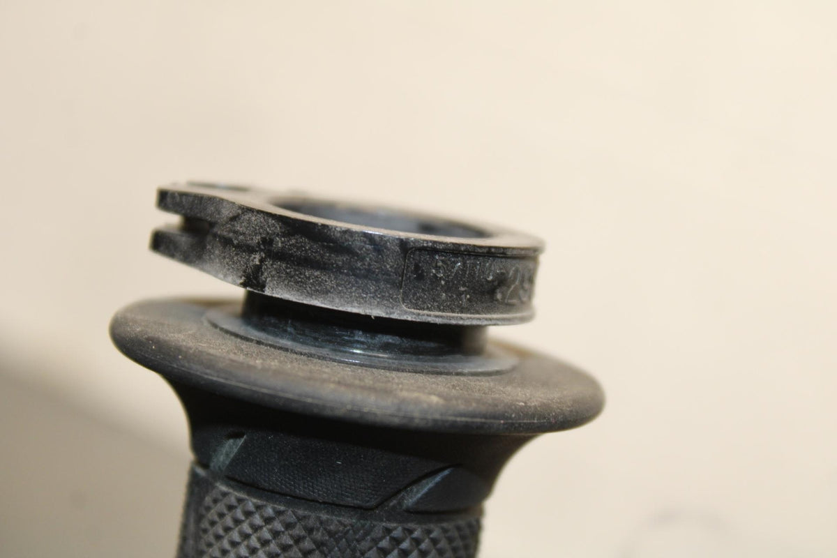 2017 Suzuki GSXR600 RIGHT THROTTLE GRIP 57110-21H02 BB598