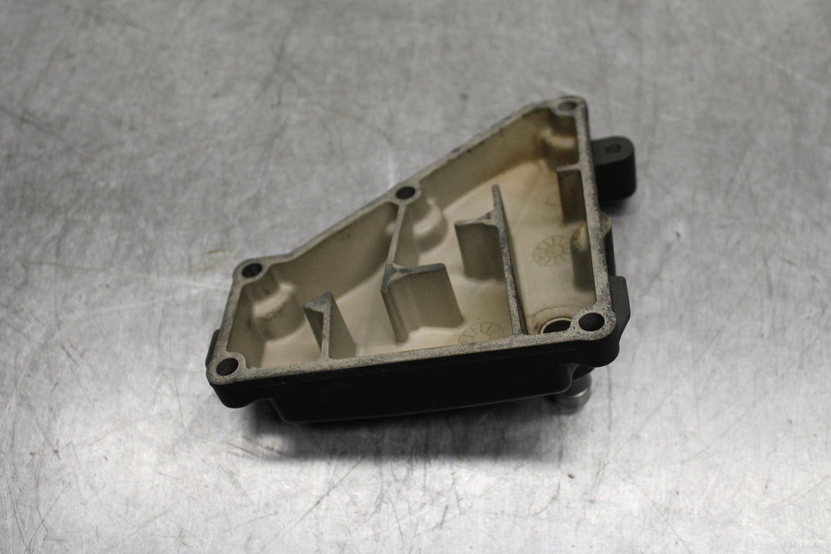 06 YAMAHA YZF R6 ENGINE MOTOR CRANK CASE VENT COVER BB716