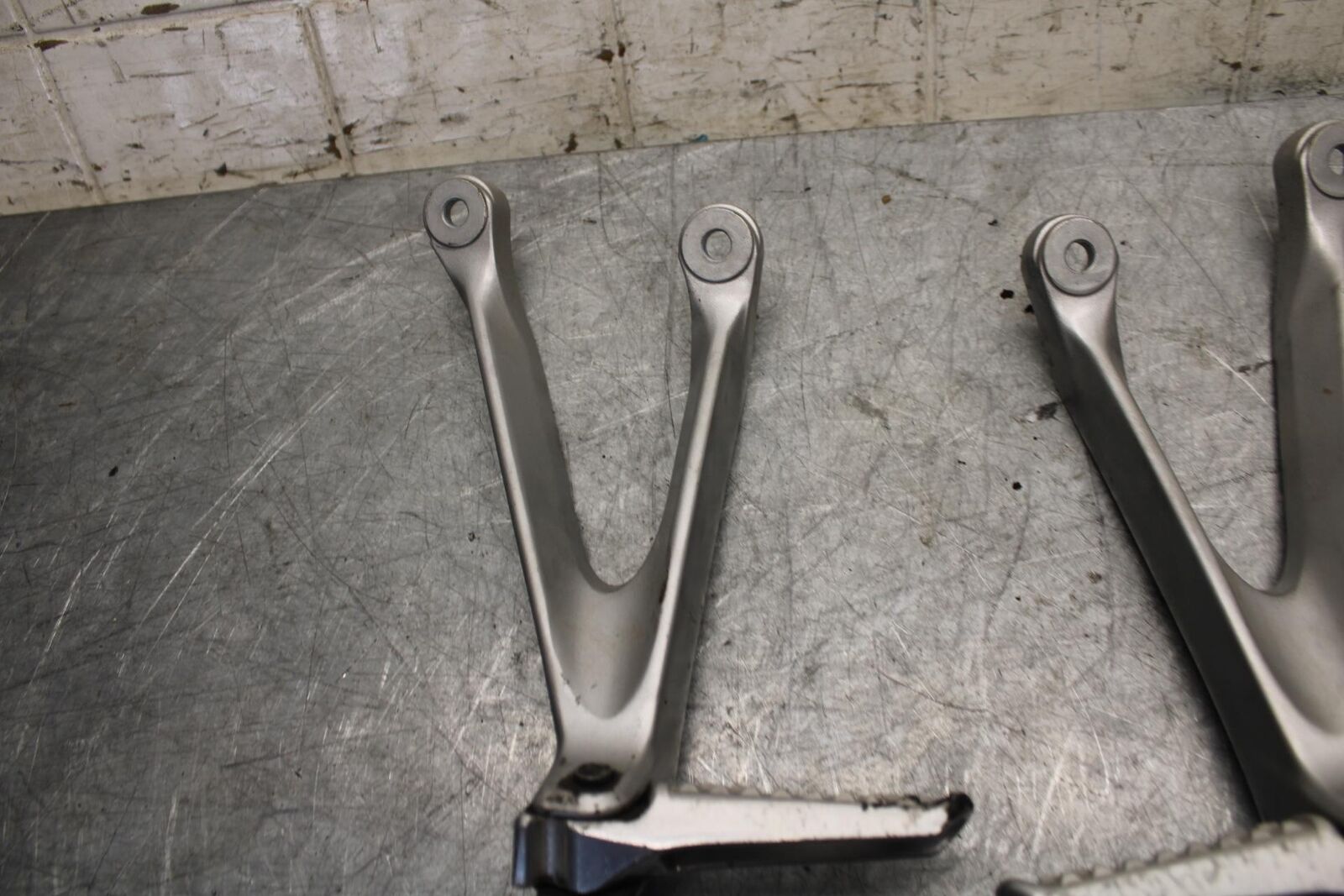 2016 Honda CBR1000RR REAR BACK PASSENGER PEG SET PAIR 50720-MEL-305 BB530