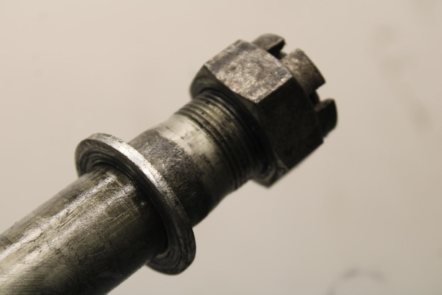 09-12 KAWASAKI NINJA ZX6R REAR AXLE BACK WHEEL RIM BOLT AXEL 41068-0035 BB617