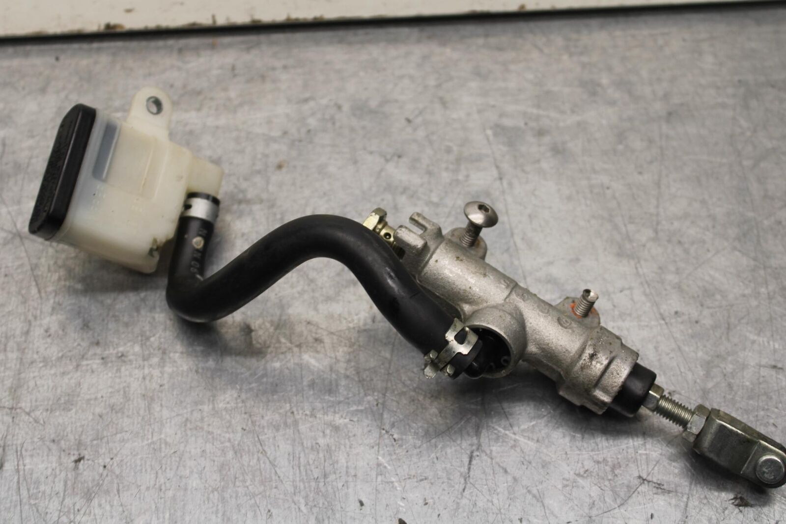 06-07 SUZUKI GSXR 600 REAR BACK BRAKE MASTER CYLINDER W RESERVOIR BB104