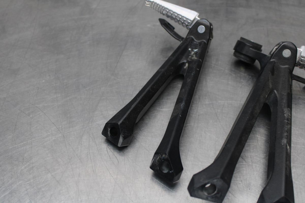 11-26 SUZUKI GSXR750 REAR BACK PASSENGER PEG SET PAIR BB900