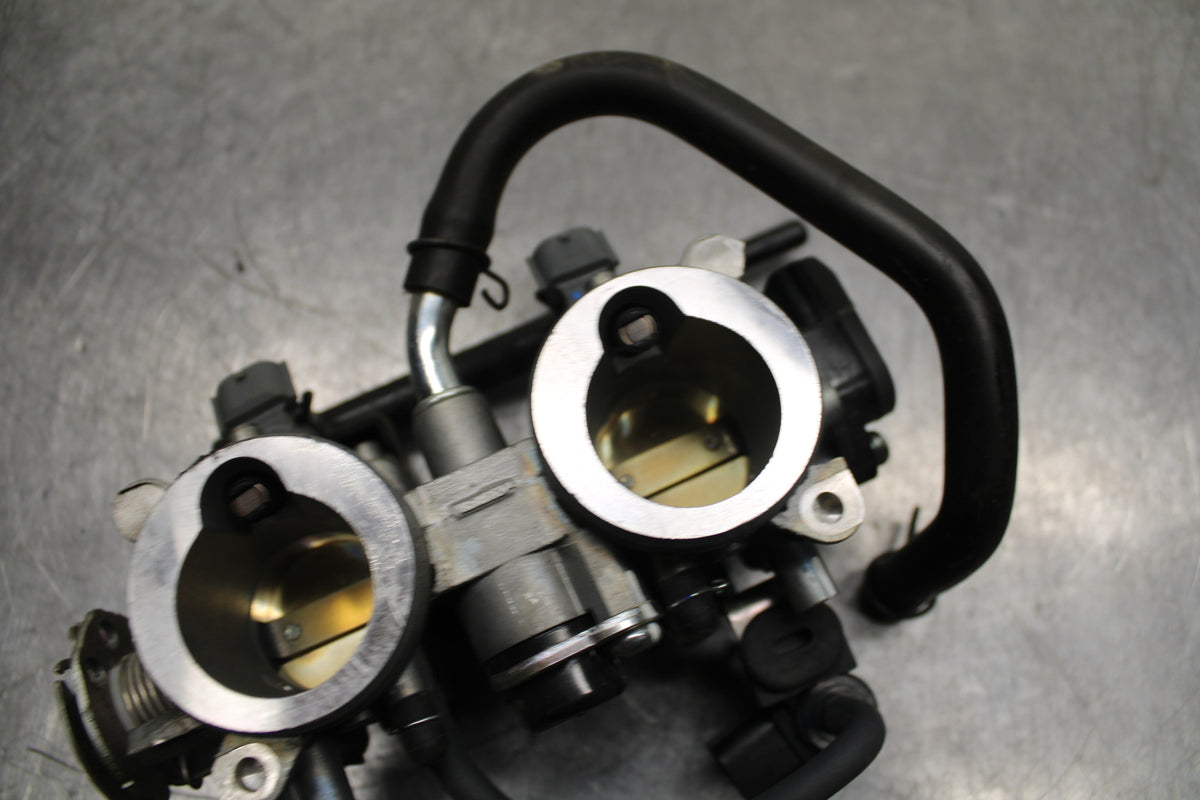 24 KAWASAKI NINJA 500 ABS MAIN FUEL INJECTORS / THROTTLE BODIES BB744
