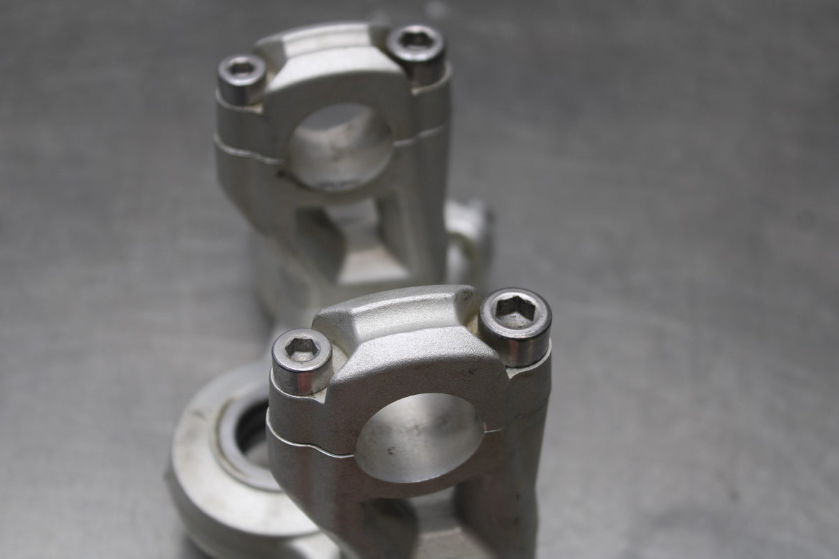 15 TRIUMPH TIGER 800 FORKS UPPER TRIPLE TREE CLAMP BB873