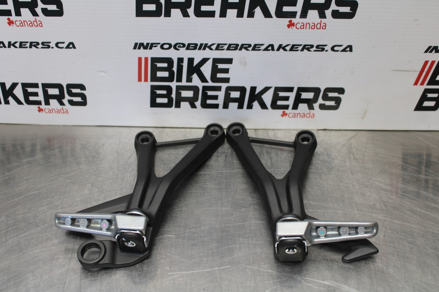 24-25 KAWASAKI NINJA ZX4R REAR BACK PASSENGER PEG SET PAIR BB610