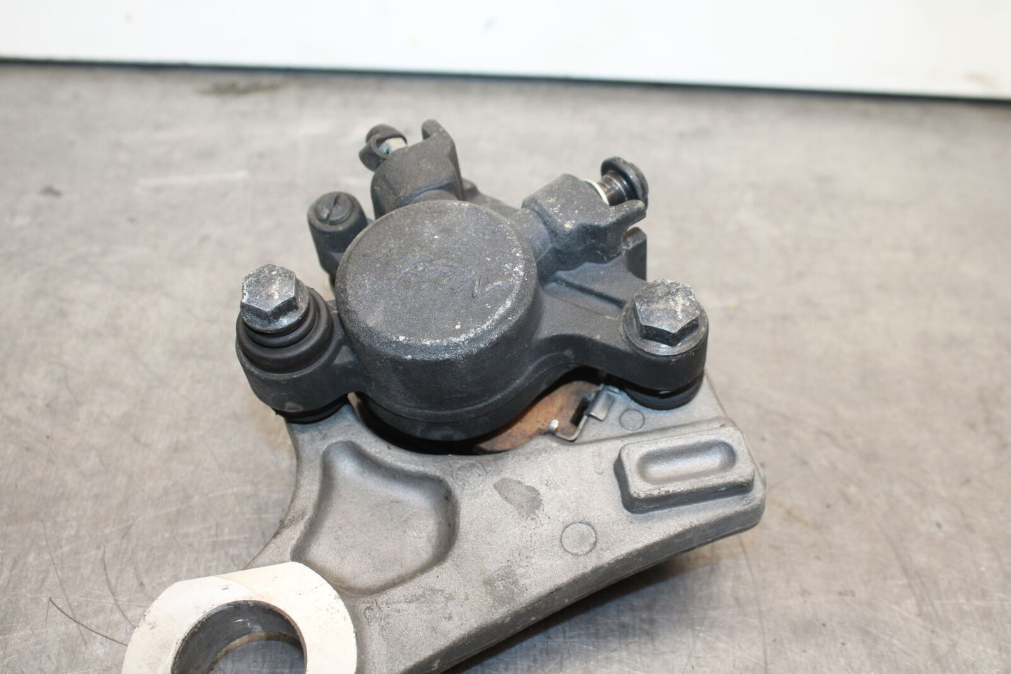 09-14 YAMAHA YZF R1 REAR BACK BRAKE CALIPER W MOUNT BRACKET BB118