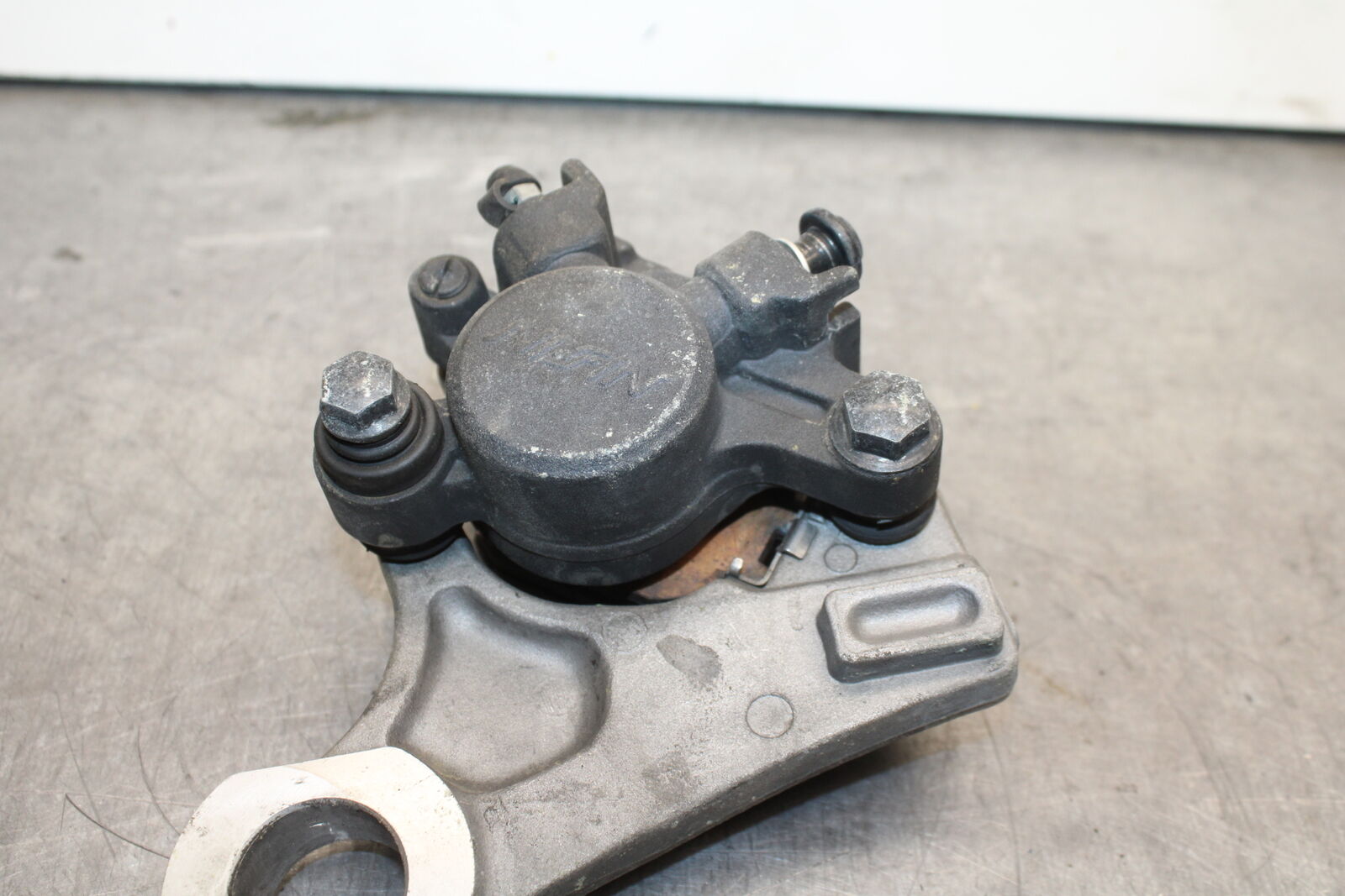 09-14 YAMAHA YZF R1 REAR BACK BRAKE CALIPER W MOUNT BRACKET BB118