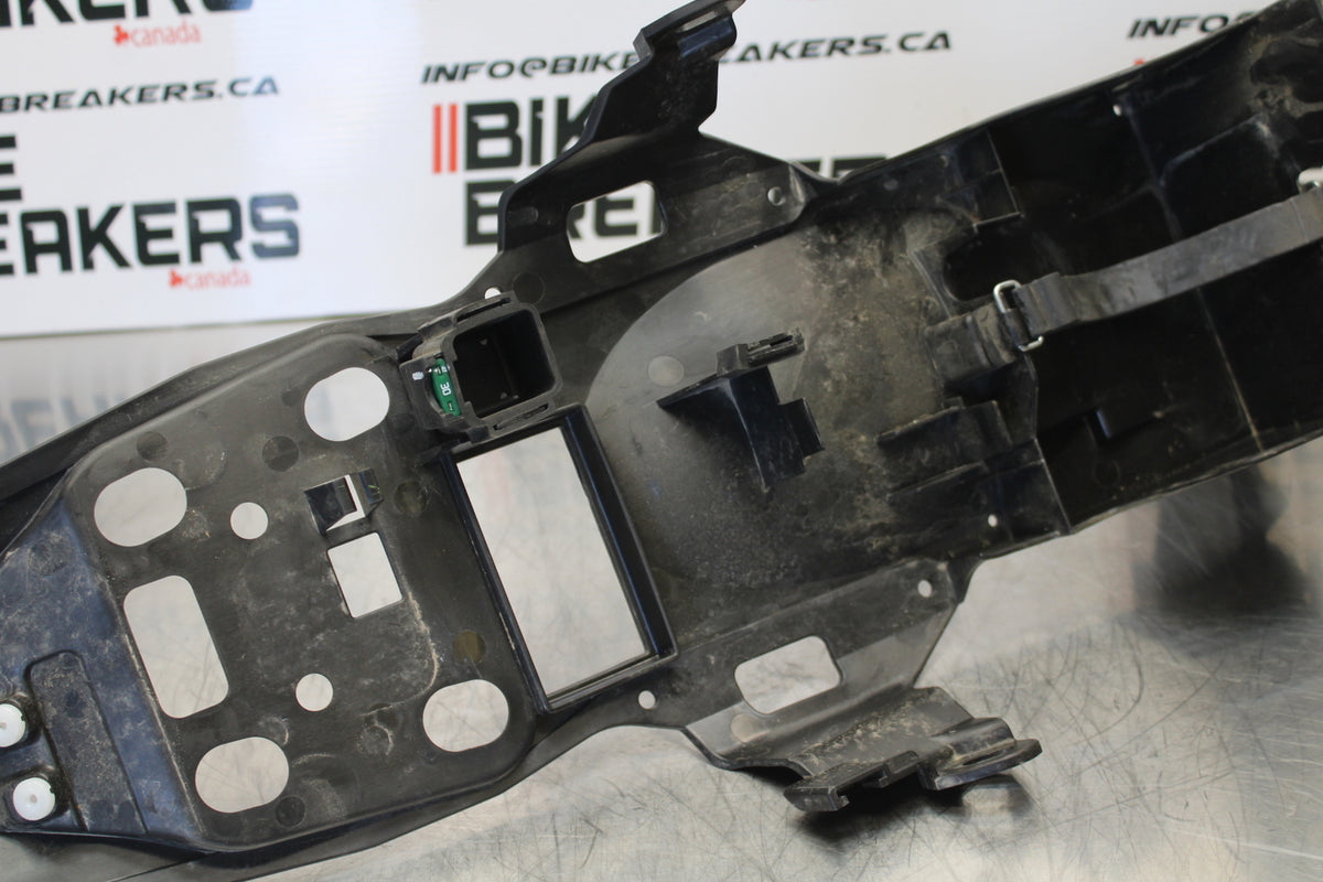 23 YAMAHA YZF R3 REAR BACK TAIL UNDERTAIL BATTERY TRAY PLASTIC BB147