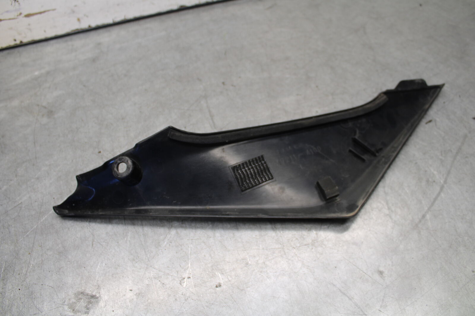 05-06 SUZUKI GSXR1000 LEFT FRONT SIDE SEAT SADDLE PANEL TRIM COWL FAIRING BB663