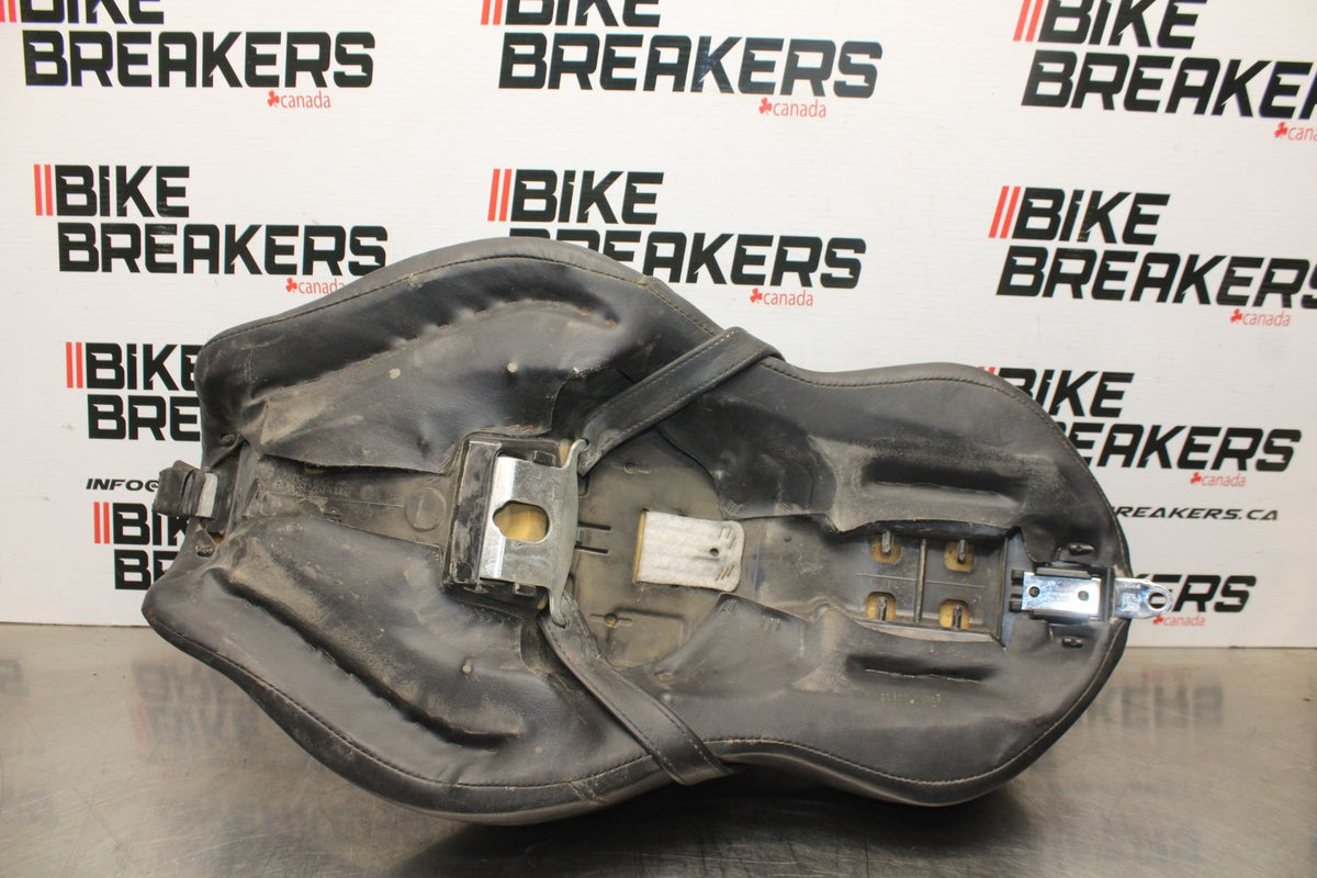 08 HARLEY-DAVIDSON SPORTSTER 1200 FRONT REAR SEAT SADDLE BB794