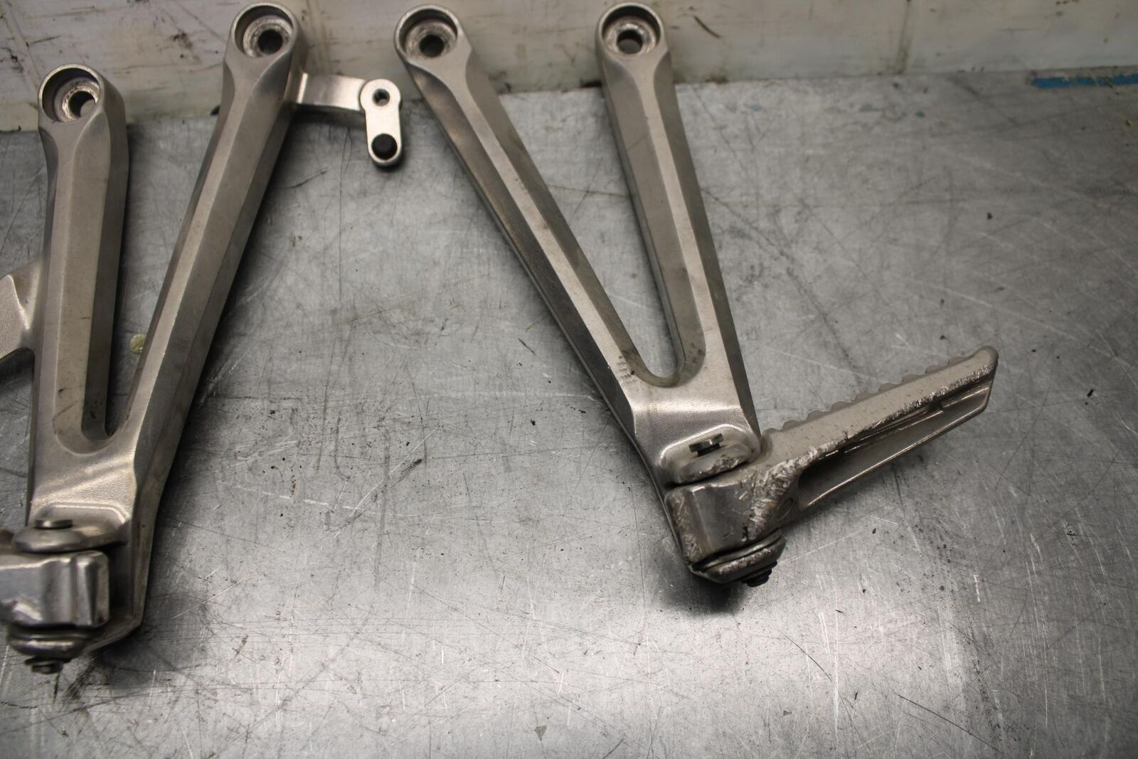 06-07 HONDA CBR1000RR REAR BACK PASSENGER PEG SET PAIR BB464