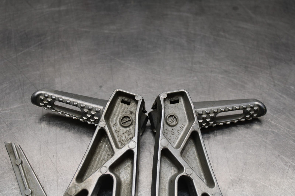 07-12 HONDA CBR600RR REAR BACK PASSENGER PEG SET PAIR BB812