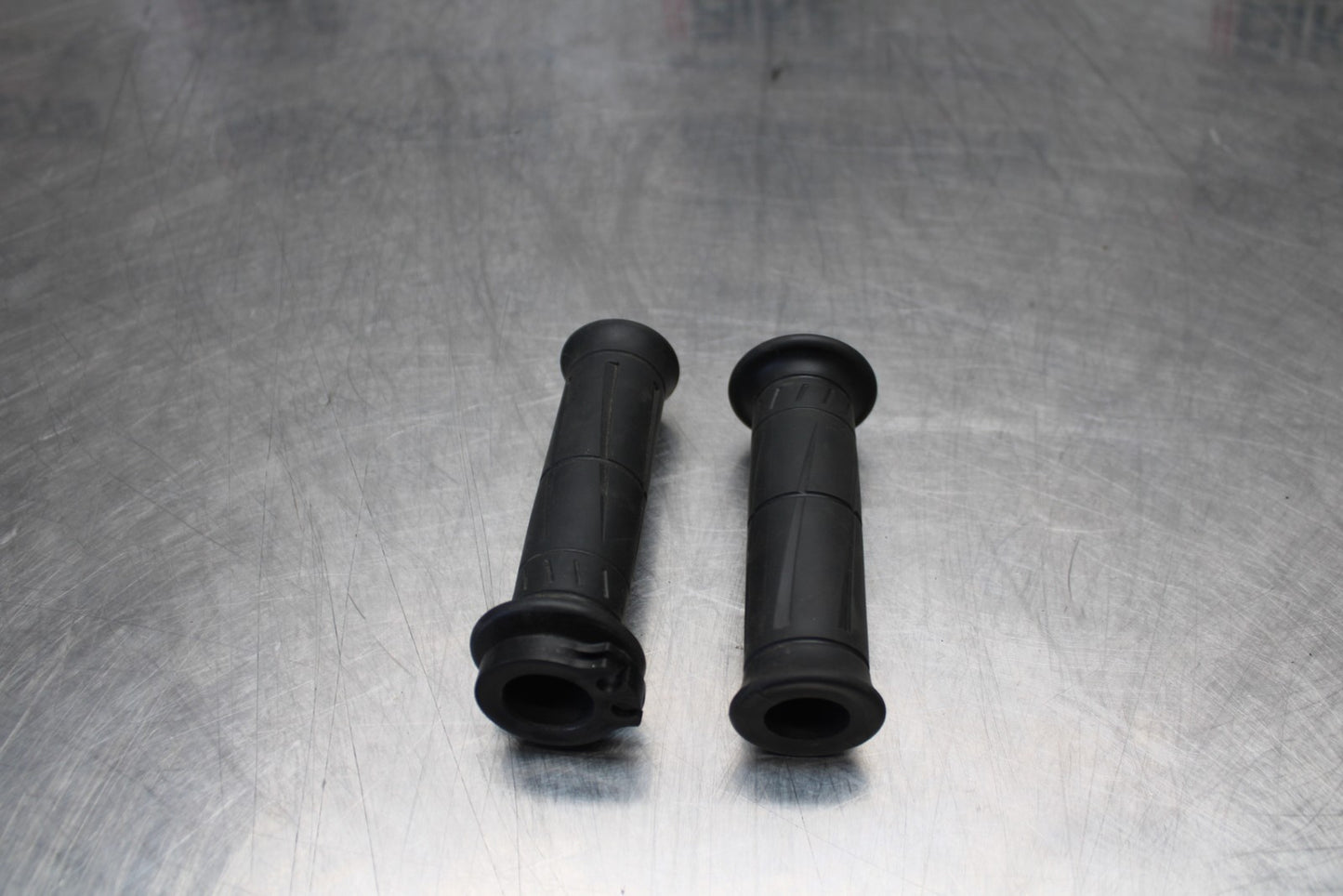 21-23 KAWASAKI NINJA ZX6R RIGHT THROTTLE TUBE & GRIPS BB179