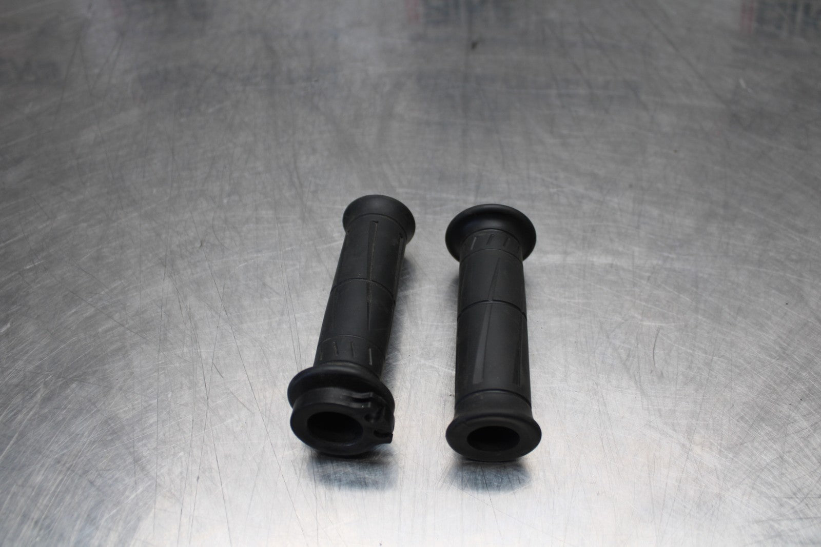 21-23 KAWASAKI NINJA ZX6R RIGHT THROTTLE TUBE & GRIPS BB179