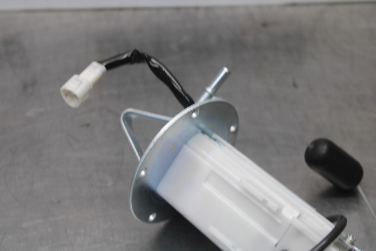 15-26 SUZUKI GSXR600 FUEL PUMP GAS PETROL SENDER UNIT BB888