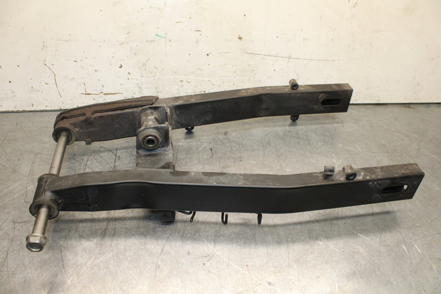 19-22 KAWASAKI Z400 REAR SWINGARM BACK SUSPENSION SWING ARM BB708