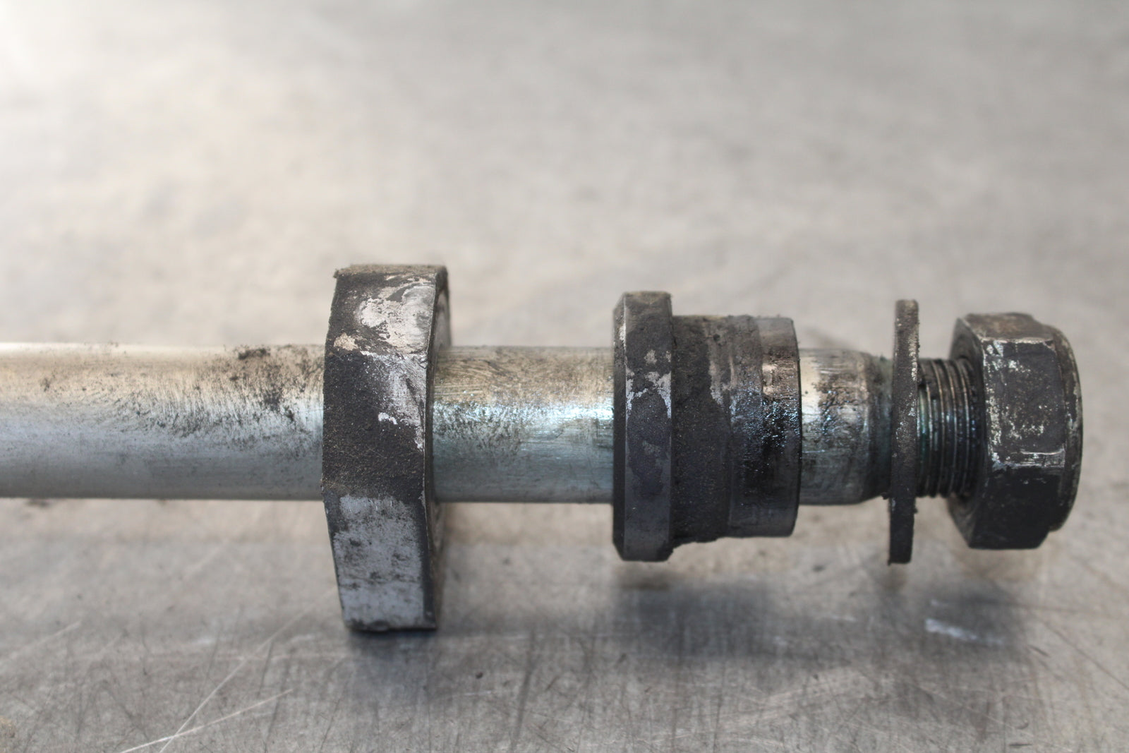 07-08 TRIUMPH DAYTONA 675 REAR AXLE BACK WHEEL RIM PIVOT BOLT AXEL BB685