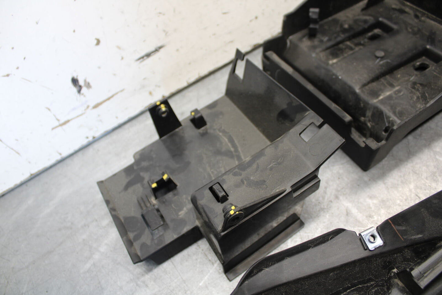 18-23 KAWASAKI NINJA 400 REAR BACK TAIL UNDERTAIL BATTERY TRAY PLASTIC BB660