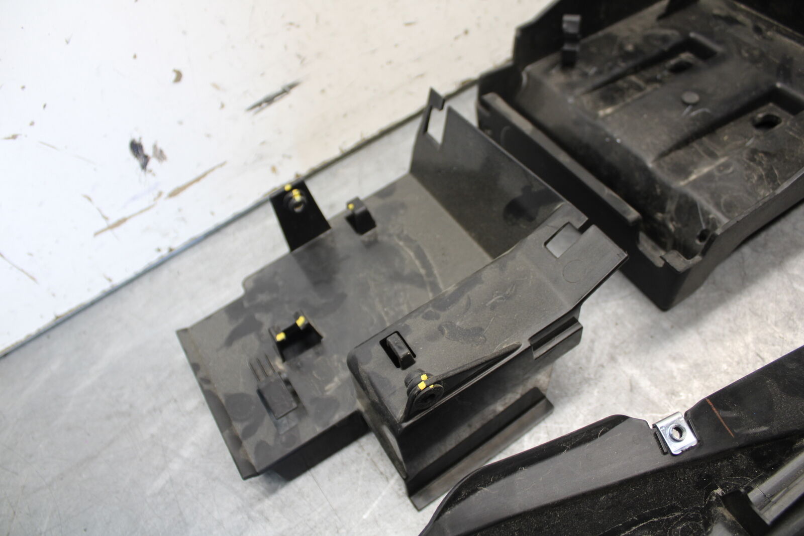 18-23 KAWASAKI NINJA 400 REAR BACK TAIL UNDERTAIL BATTERY TRAY PLASTIC BB660