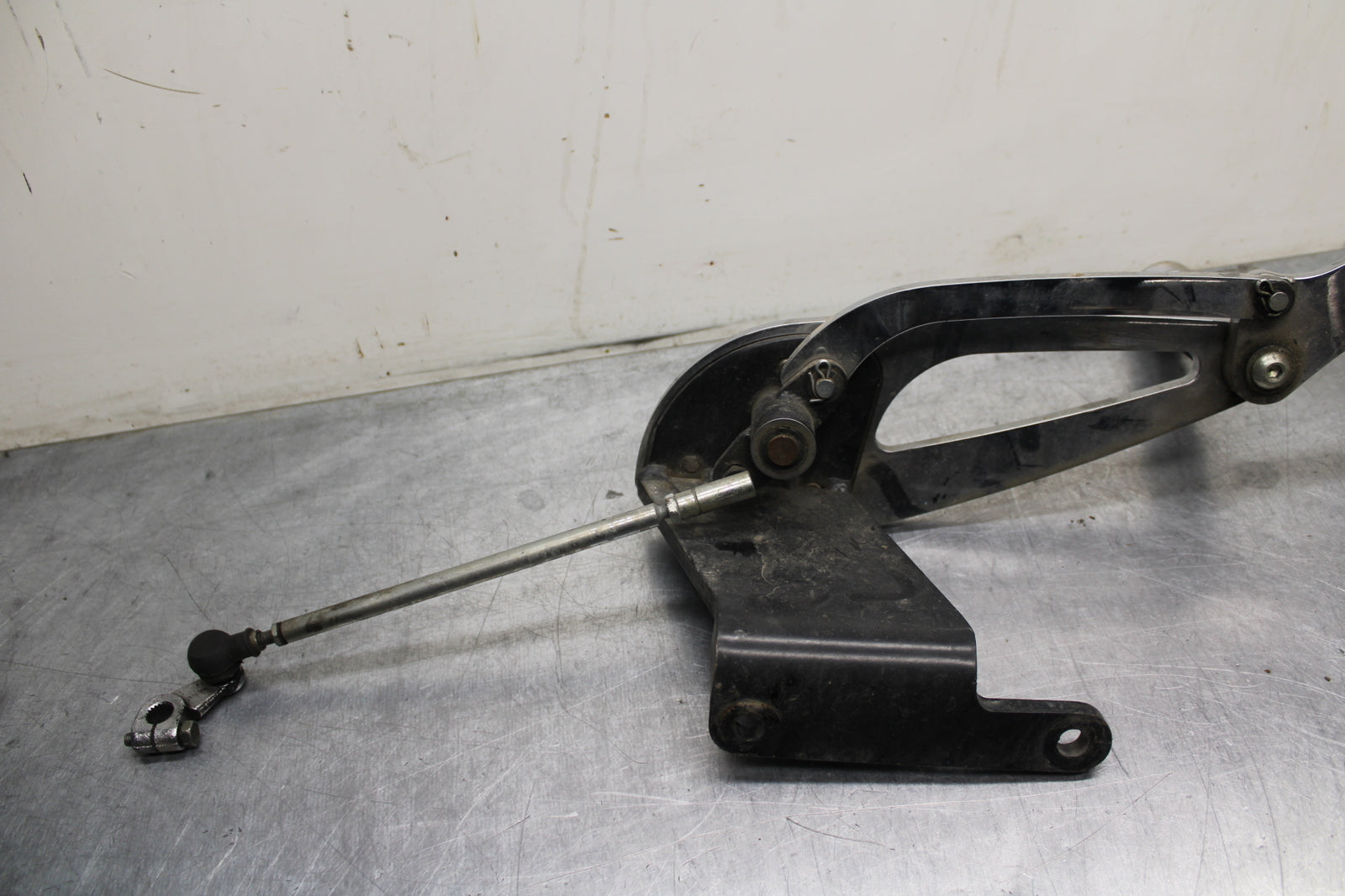 00 SUZUKI INTRUDER 1500 VL1500 LEFT FRONT FOOT REST PEG STEP BB761