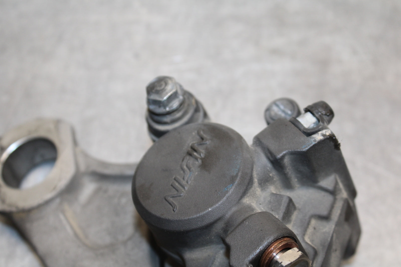 07-08 YAMAHA YZF R1 REAR BACK BRAKE CALIPER W MOUNT BRACKET BB724