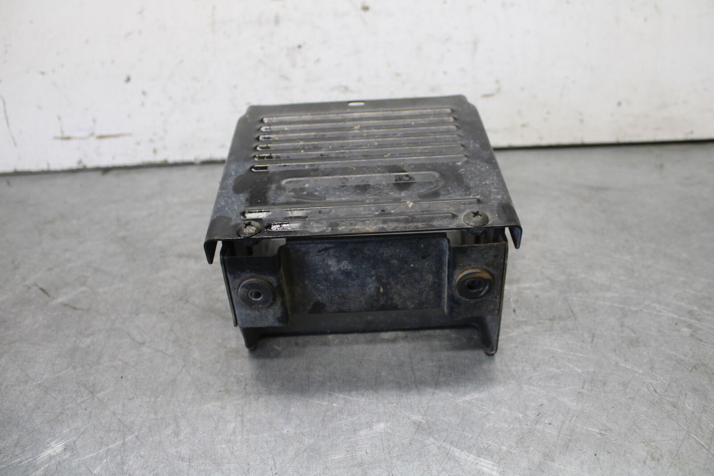 05-09 SUZUKI BOULEVARD C90 BATTERY TRAY BOX HOLDER BB692