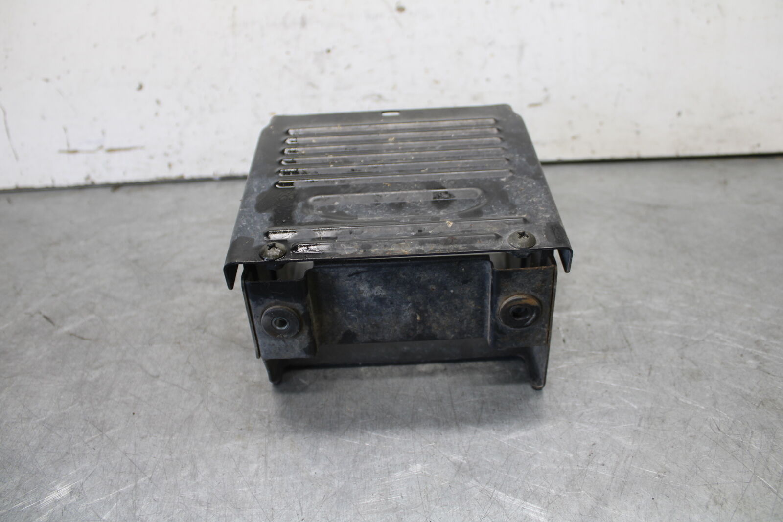 05-09 SUZUKI BOULEVARD C90 BATTERY TRAY BOX HOLDER BB692