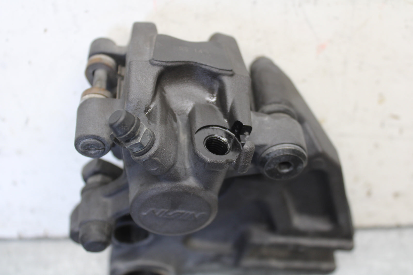 16 KAWASAKI NINJA ZX10R REAR BRAKE CALIPER W MOUNT BRACKET 43080-0097-DJ BB650