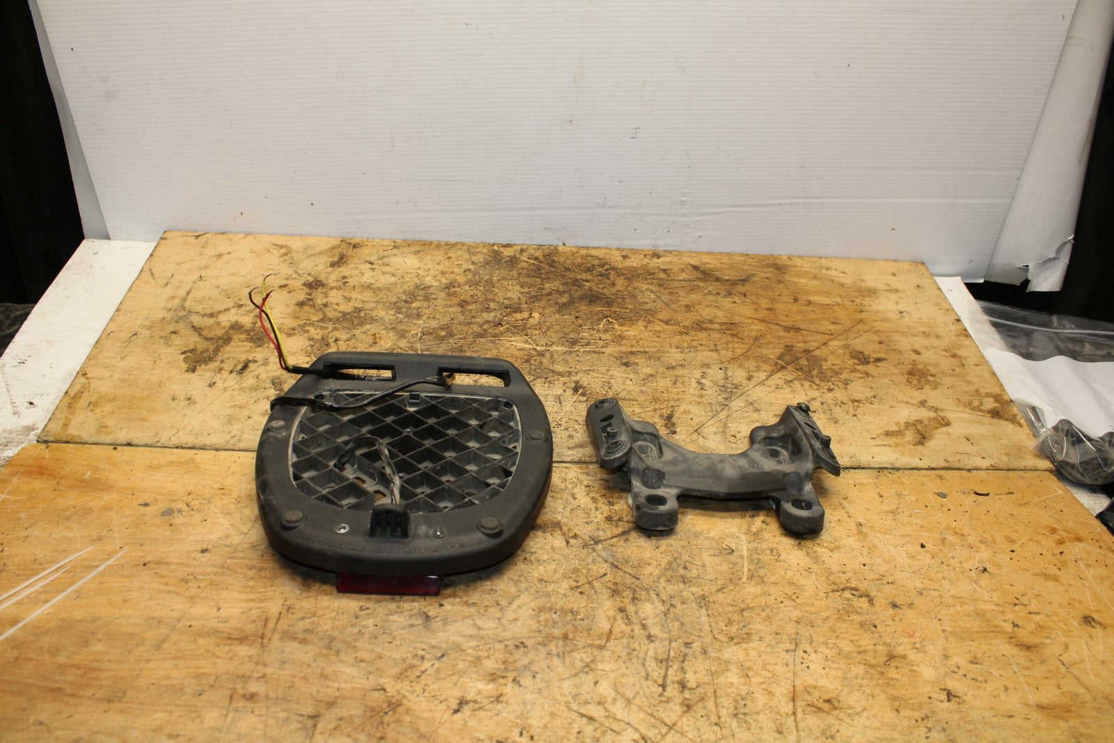 07-11 SUZUKI VSTROM 650 CENTER REAR BACK TAIL RACK COVER  BB340