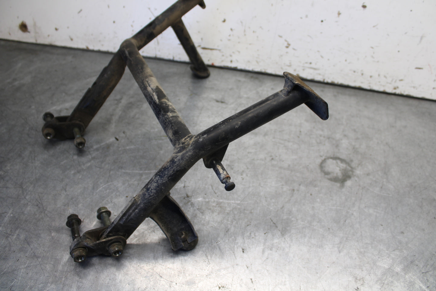 07-09 YAMAHA FZ6 CENTER MAIN STAND 5VX-27111-03-00 BB713