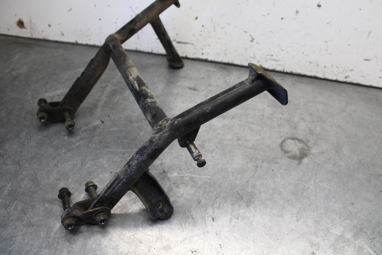 07-09 YAMAHA FZ6 CENTER MAIN STAND 5VX-27111-03-00 BB713