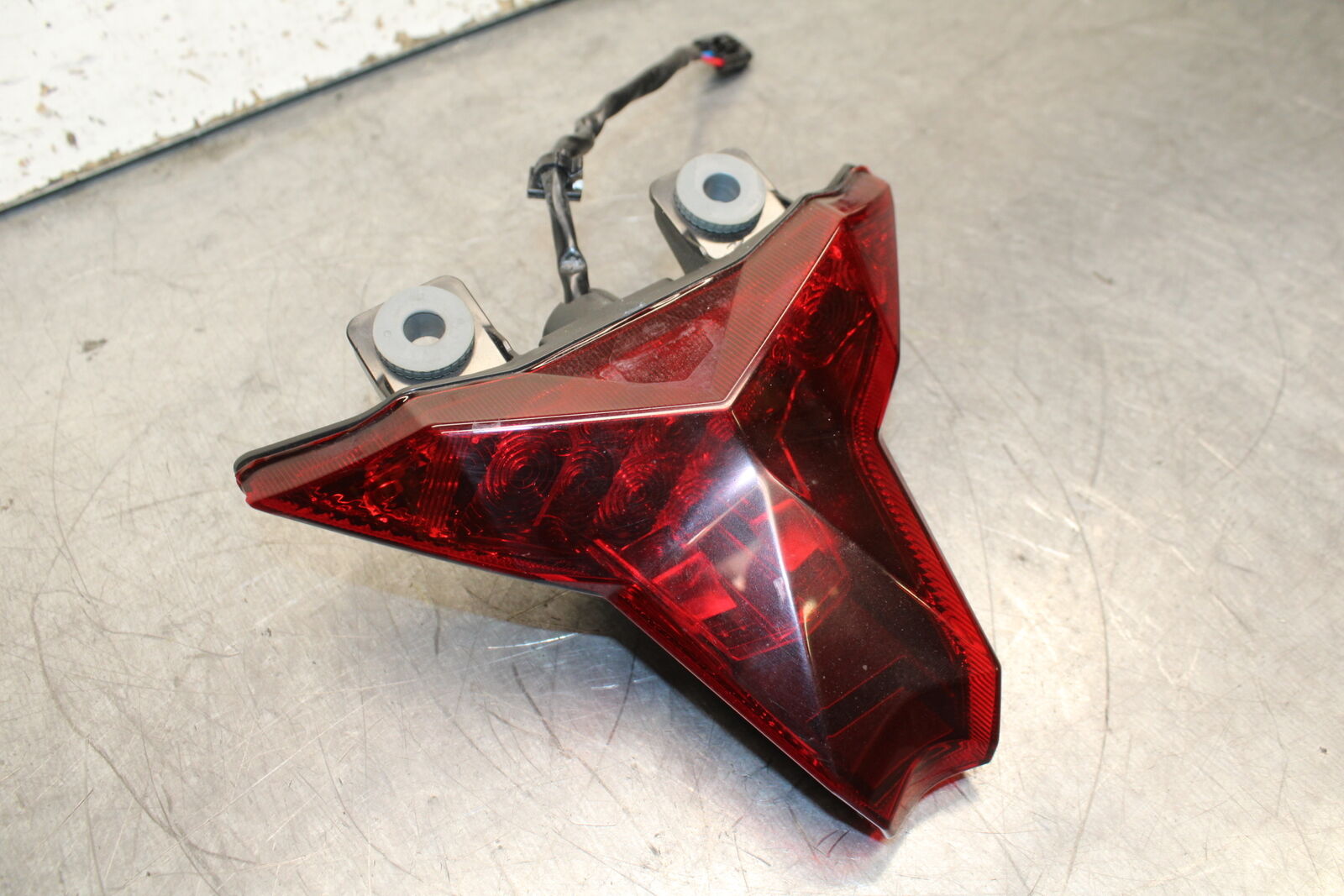 19-22 KAWASAKI Z400 REAR TAIL TAILLIGHT BACK BRAKE LIGHT BB738