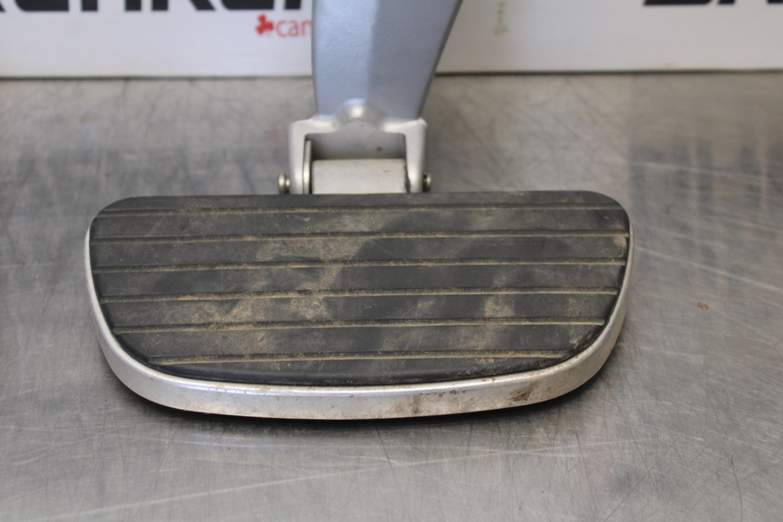 05-06 VICTORY KINGPIN DELUXE REAR PASSENGER FOOT STEP PEG SET PAIR BB195